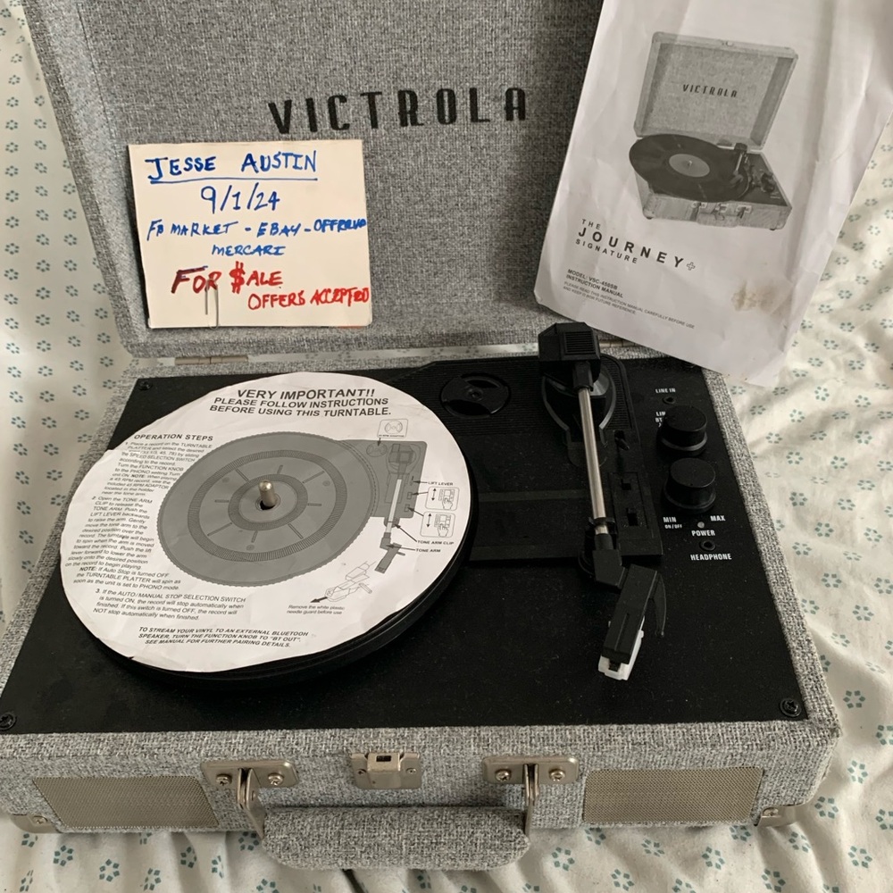 Vinyl record player brand new with brand new reddragon detachable sound bar